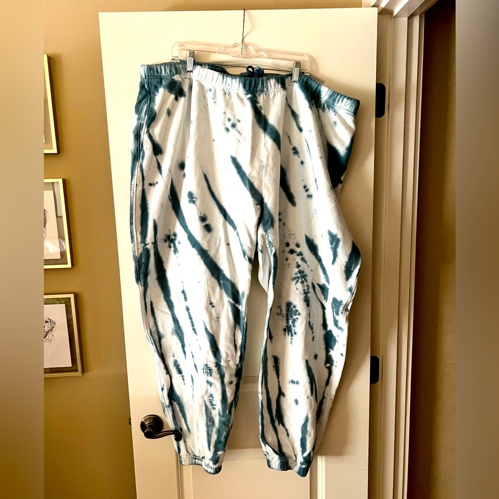 GOOD AMERICAN PLUS size tie dye boyfriend sweats